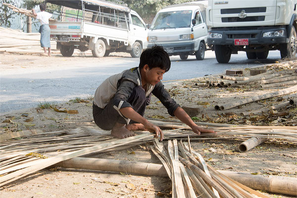 Sagaing - Sur la route 01 - Tressage de panneaux de bambou sur le terre plein central d'une 2 fois 2 voies