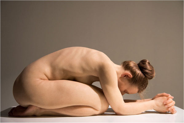 Hyperréalisme 43 - Sam Jinks - Kneeling Woman
