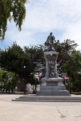 Punta Arenas 04 - Place d'Armes - Monument à Magellan