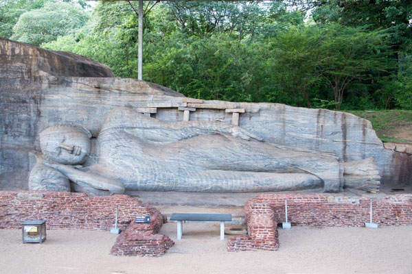 Polonnaruwa 21 - Couché - Bouddha gisant parvenu au nirvana