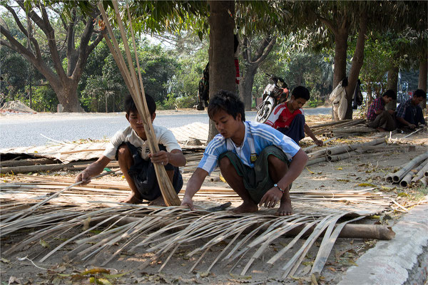 Sagaing - Sur la route 02 - Tressage de panneaux de bambou sur le terre plein central d'une 2 fois 2 voies