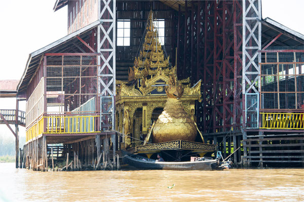 Lac Inlé - Pagode Phaung Daw Oo 05 - Dragon boat pour la procession du festival de Bouddha