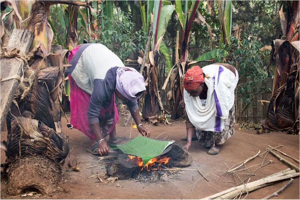 ETHIOPIE - Vallée de l'Omo - Village Dorzé 10 - Préparation du Kocho (galette à partir du faux bananier)