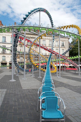 Nantes 10 - Sculpture de chaises  - Place du Bouffay - Artiste: Baptiste Debombourg