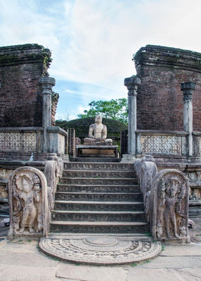 Polonnaruwa 09 - Sandakada pahana ou Pierre de lune