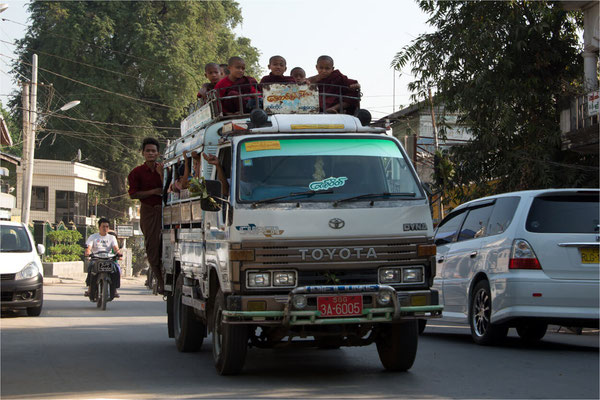 Sagaing - Sur la route 08 - Transport en commun