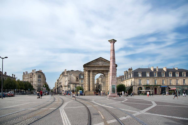 Bordeaux 16 - Place de la Victoire - Colonne torsadée de Yvan Theimer