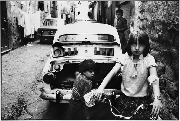 Les enfants garagistes, Naples, 1979 © Yves Jean Mougin, © Ministère de la Culture (France), Médiathèque du patrimoine et de la photographie, diffusion RMN-GP