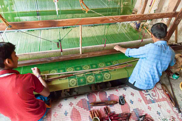 Métier à bras. Tissage d'un large ikat avec deux tisserands.