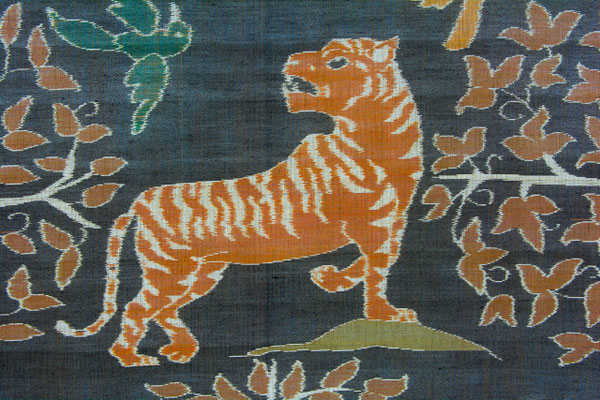 igre dans un tissage ikat (détail d'une pièce de tissu qui a demandé plus de 6 mois de préparation et 2 mois de tissage).