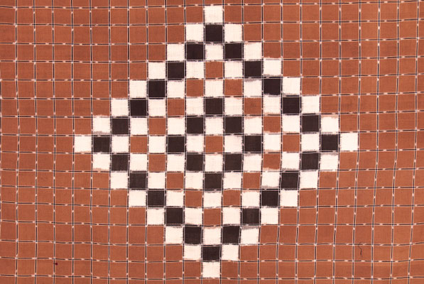 Motif géométrique relativement simple à deux couleurs.