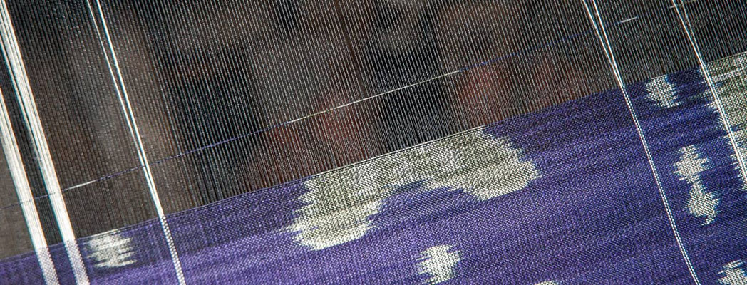 Après avoir été noués, teints en violet puis dénoués, les fils sont tissés sur des métiers à bras. Le motif « papillon » apparaît progressivement, au fil du tissage, grâce à l'application minutieuse et successive des fils de coton.