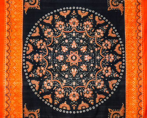 Détail d'une grande pièce de tissu dont le motif central représente une rosace.