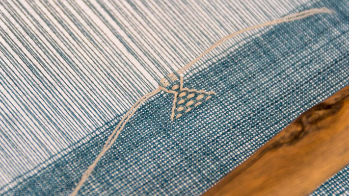 Lors du tissage, des motifs variés sont ajoutés à la main. Pour ce faire, l’artisan interrompt le va-et-vient de la navette afin d’insérer, avec précision, les motifs entre les fils de chaîne et de trame. 