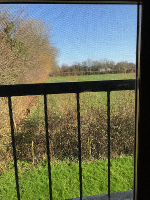 vue sur la campagne environnante depuis le balcon à l'étage