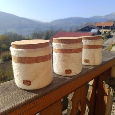 pots en verre recouverts de feutre et de liège