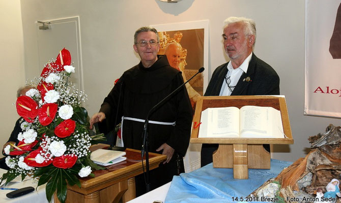 Krippenfreunde Slowenien: Pater Dr. Leopold Grcar OMF,  Obmann der Krippenfreunde Slowenien. Heinz Eichler, Obmann Krippenfreunde Feldkirchen in Kärnten.