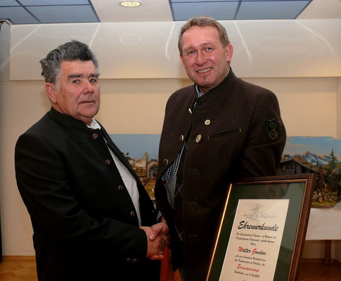 Landeskrippenbaumeister Walter Govekar wurde mit dem Goldenen Ehrenzeichen geehrt