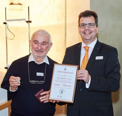 2. Bürgermeister der Stadt Bamberg, Dr. Christian Lange bei der Übernahme der Urkunde zum Ehrenobmann der Krippenfreunde Feldkirchen durch Obmann Heinz Eichler