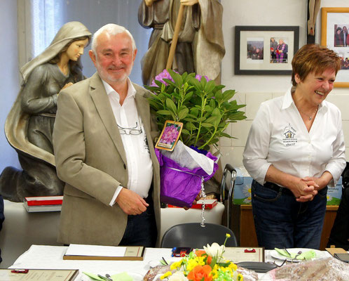 Heinz Eichler wird von Waltraud Jakobitsch geehrt