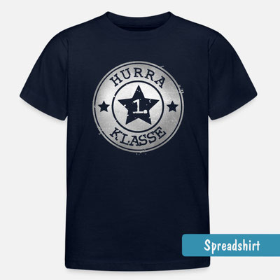 Einschulungs T-Shirt mit Stern Abzeichen in silberfarben - schwarz, darauf der Text Hurra 1. Klasse