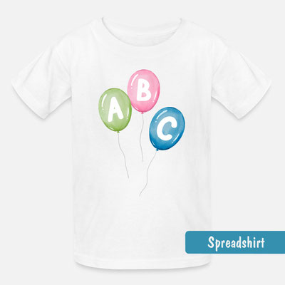 Einschulungs-T-Shirt mit drei bunten Luftballons (Grün, Rosa, Blau) im Aquarell-Stil und den weißen Buchstaben A, B und C.
