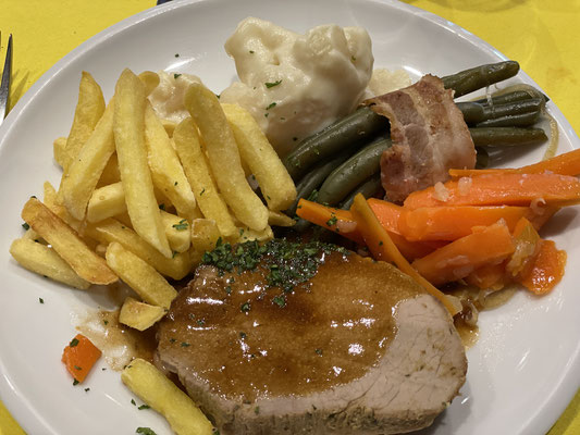 Kalbsbraten Metternich, Pommes, Blumenkohl an Rahmkäsesauce, Bohnen mit Speckmantel und Rüebli