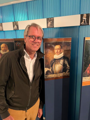 Denis von Sury mit einem Bild seines Grossvaters Oberst von Sury