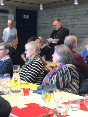 Abt bei der Begrüssung der Anwesenden