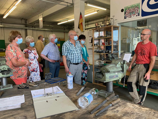 Besichtigung der Jugendwerkstatt unter fachkundiger Führung (Foto: Hans Pfaff)