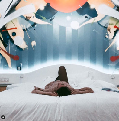 fresque street art abstraite en interieur