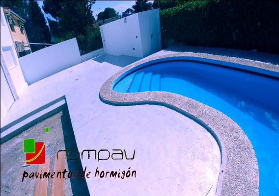 Hormigon impreso Madrid color blanco para piscinas