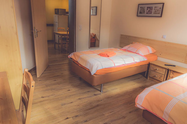 Ferienwohnung für 4 Personen, Schlafzimmer 1 mit Einzelbetten und TV