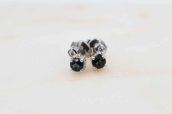 boucles d'oreilles en or blanc  serties d'une tourmaline indigolite et de petits diamants