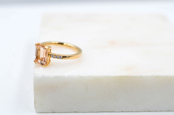 bague en or rose sertie d'une morganite et de petits diamants