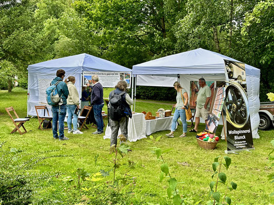 Info-Stand mit interessierten Besuchern