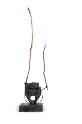 Mascarade : pièces de fer rouillé, peinture, bois de grève – H 20 cm x L 17,5 cm x l 30 cm - Collection privée