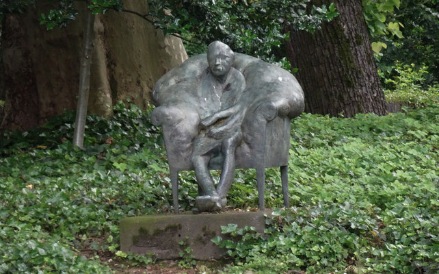 Skulptur °Alte Frau im Sessel° von Waldemar Otto