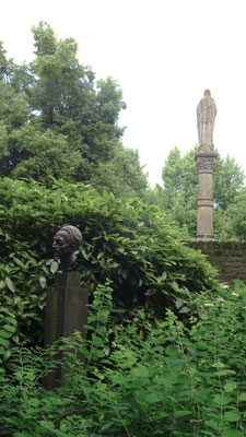 Büste v.Ferdinand Lassalle (1825-1864) Politiker, Publizist und Arbeiterführer u.  gilt er als Gründervater der späteren SPD - dahinter die Mariensäule an der Poststr.