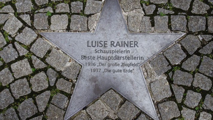  im Jahr 1937+1938 erhielt die in Düsseldorf aufgewachsene Schauspielerin  jeweils einen Oscar