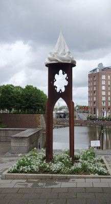 Es ist ein Werk der in Düsseldorf geborenen und in Berlin lebenden Künstlerin Anke Eilengerhard, im alten Innenhafen
