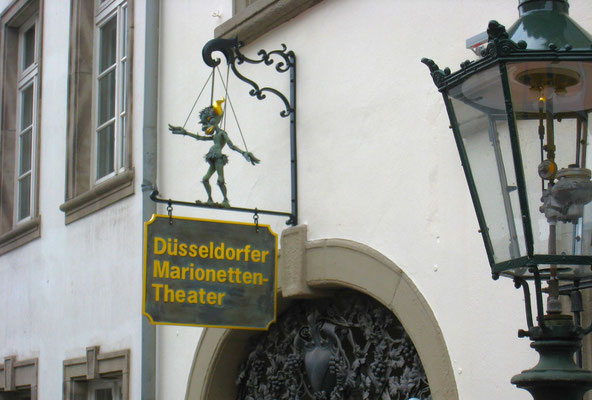 weiter zum Palais Wittgenstein mit Theaterschild des Marionetten-Theaters