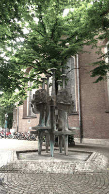 vorbei am °Heimatbrunnen° Der Heimatverein Düsseldorfer Jonges hat aus Anlass seines 50-jährigen Bestehens der Heimatstadt den Heimatbrunnen gewidmet