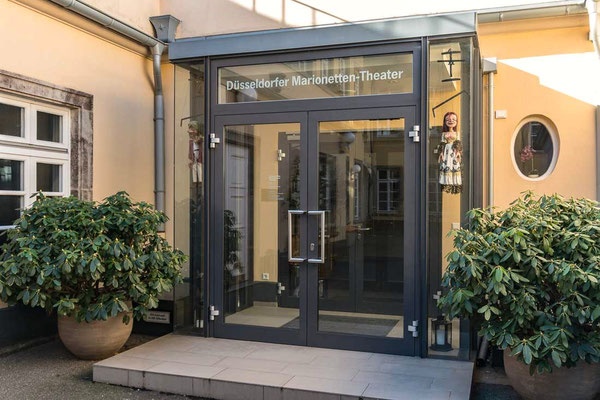  Eingang zum Marionettentheater