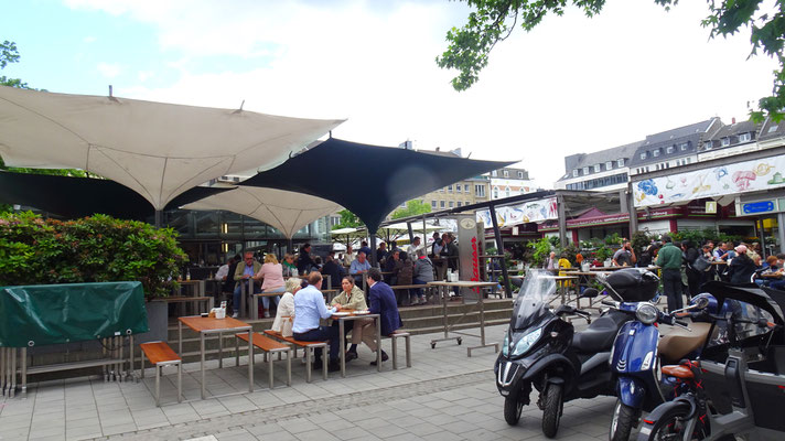 Wir sind am Carlsplatz / Markt und gehen jetzt in den °Klosterhof° im Maxhaus