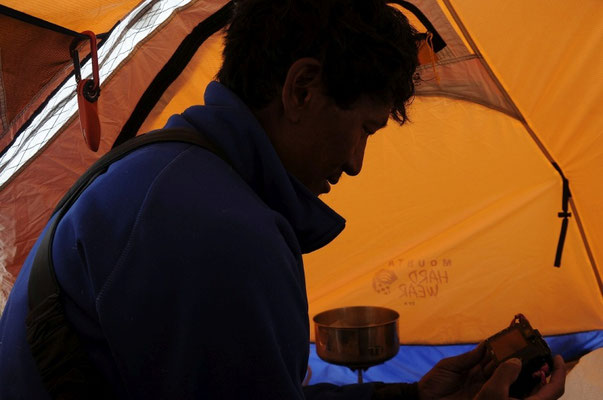 Pasang Nuru zu Besuch in Lager III nachdem er für seinen Gast 5 Flaschen Sauerstoff zum Südsattel getragen hat © R.Dujmovits