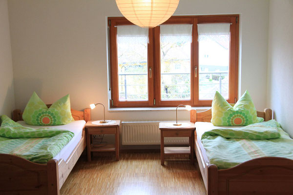 Schlafzimmer mit 2 Einzelbetten der Ferienwohnung/ Ferienhof Uebelhör Vogt