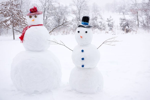 Schneemänner bauen direkt vor dem Haus