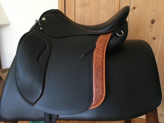 Schwarz mit 2. Sattelblatt in Montana Cognac