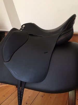 Esprit Performance Schwarz mit Nähten und Keder in Cognac